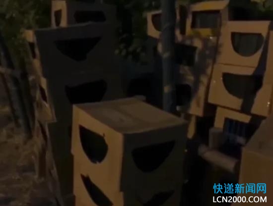 上海中通快递点旁丢弃许多盲盒，救助者哭泣拆箱带走，警方已介入