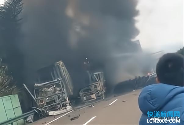 快递货车高速发生事故49吨物品被烧光