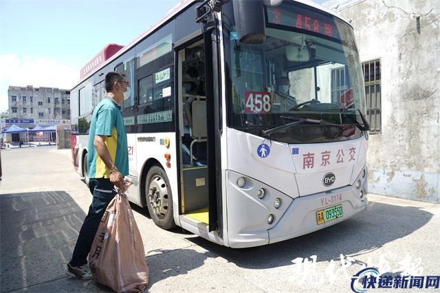 快递坐上公交车进村了！南京公交上线首条“交邮融合”线路