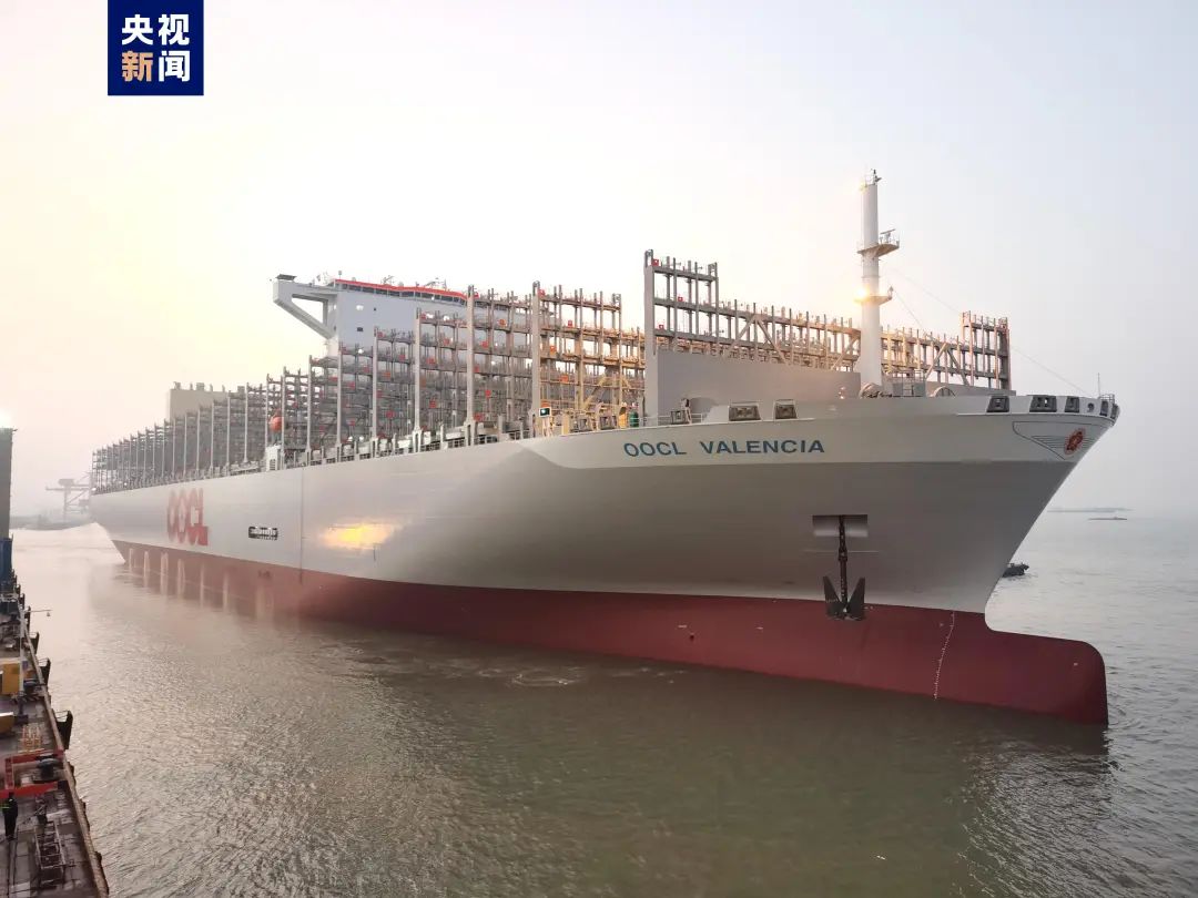 全球最大级集装箱船出海试航