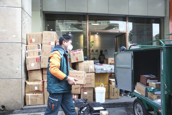 邮政快递企业累计承运寄递疫情防控物资21.89万吨、包裹2.39亿件