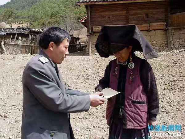 王顺友把信件交到村民手里。  图源:四川邮政