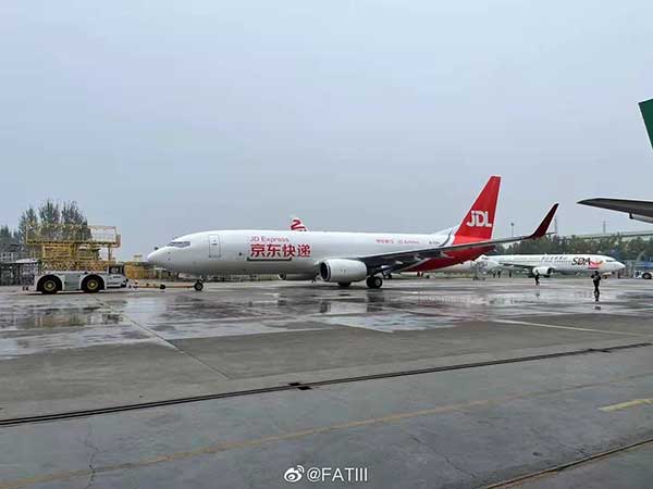消息称京东航空首架737-800货机完成喷涂亮相