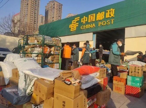 快递慢了？中国邮政揽投部包裹量倍增，投递员正在加班加点送件